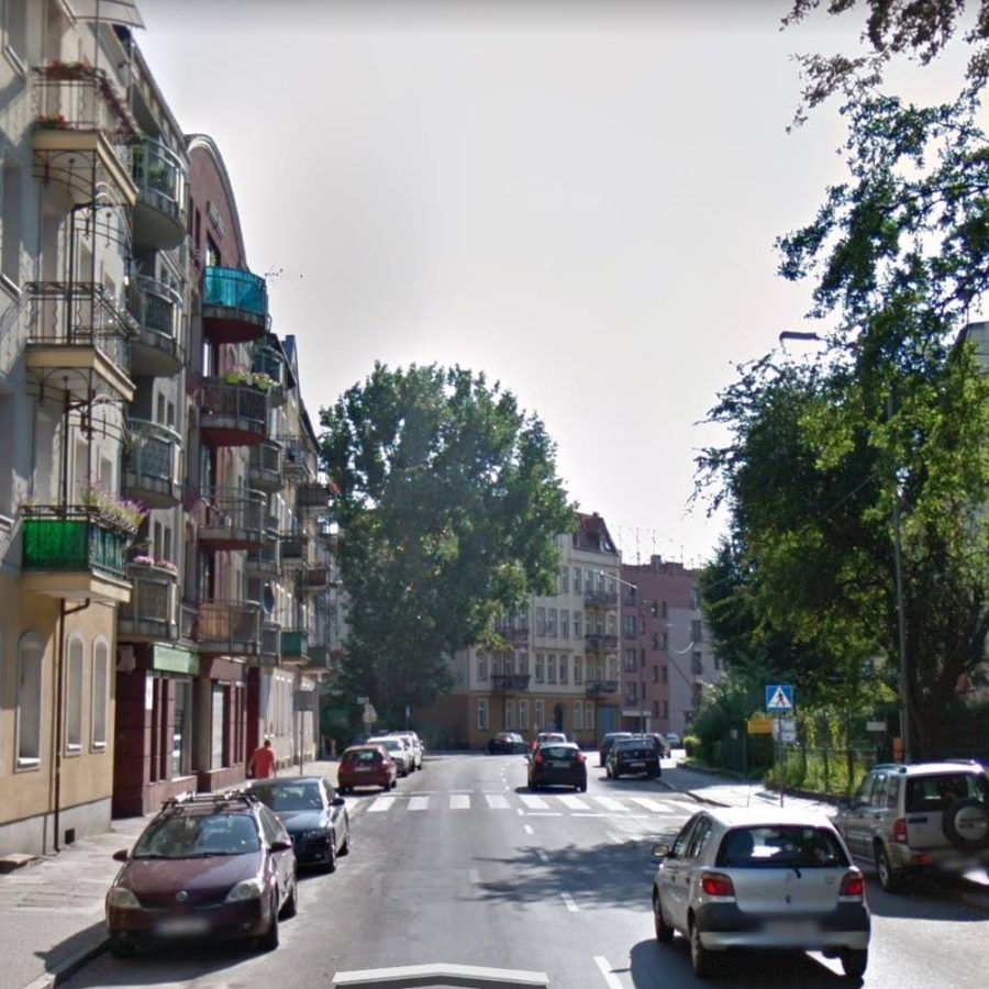 Dzisiejsza (2019) ulica Emilii Plater z numerem 12 po lewej stronie