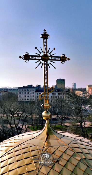 Krzyż na kopule z widokiem na centrum oraz biurowiec PŻM