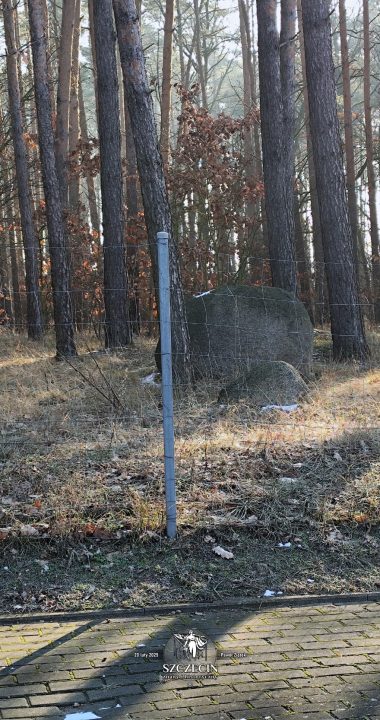 Koło dawnego domu szosowego stoi dziwnie postawiony głaz... Obejrzałem go dookoła...