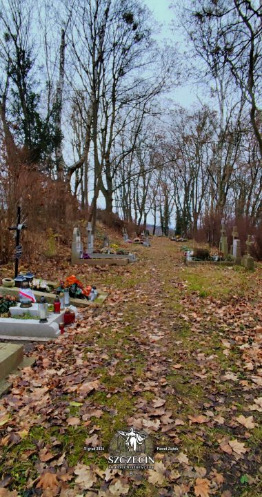 Wchodząc od północnej bramy kierujemy się od razu w lewo, na kaskady. Grób pana Jana z lewej strony!