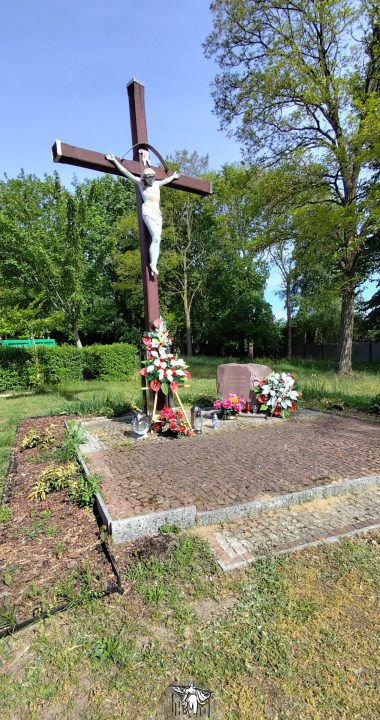 Krzyż i głaz pamięci tych, którzy przeżyli wschód i Syberię