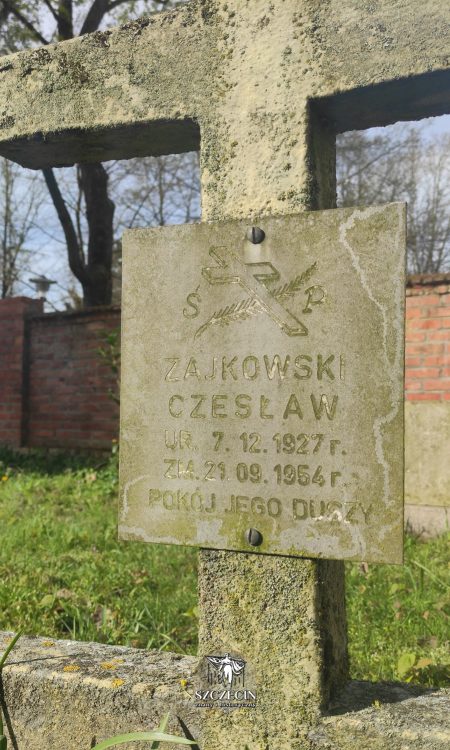Czesław Zajkowski i jego tabliczka pod krzyżem na cmentarzyku