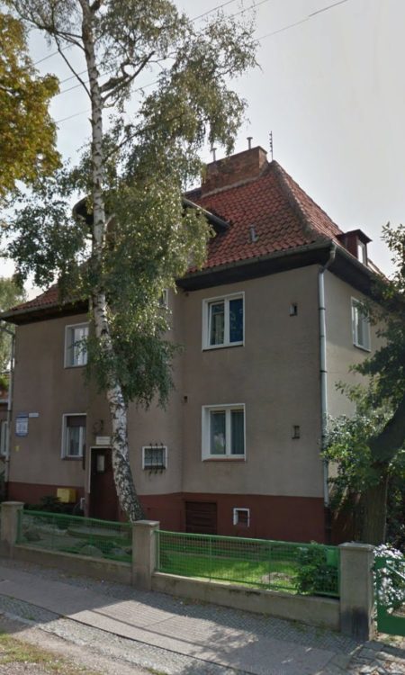 Budynek od 2011 roku (Google Maps) niewiele się zmienił, źle nie wygląda, ale odświeżenie nadałoby mu koloru