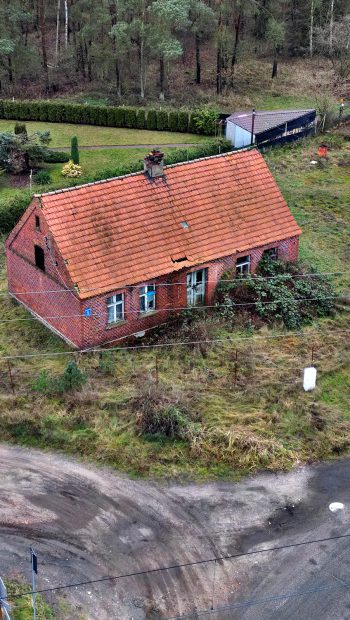 Taki samotny domek niegdyś należący do Jasienicy, możliwe że z XIX wieku