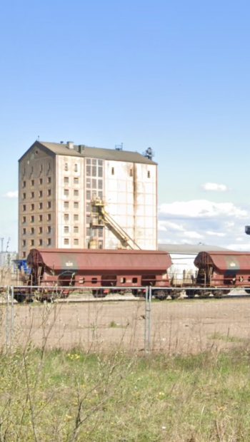 Wiosenny widok na stary elewator od strony Basenu Górniczego