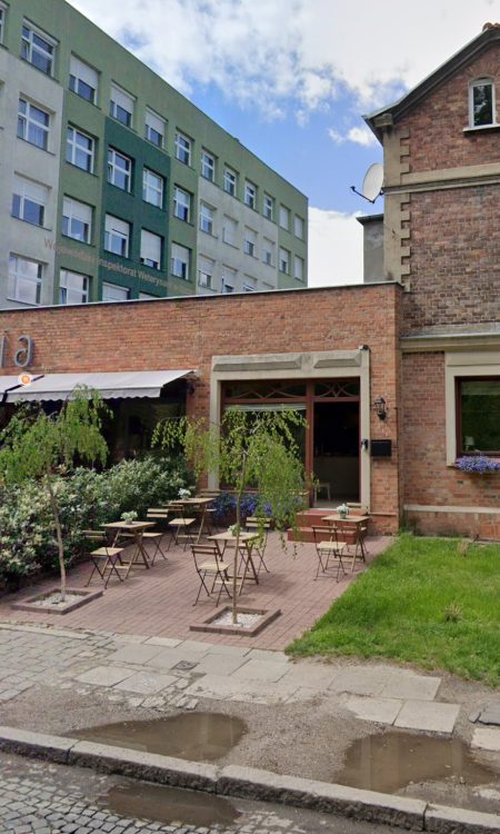 Filia Wine Bar, ceglana "doklejka" do budynku, rok 2021 w Google Maps