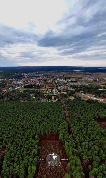 Widok lotniczy z terenu leśniczówki w kierunku południowo-zachodnim, na Wielgowo