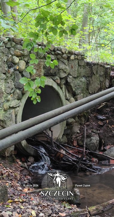 Mostek nad strumieniem oznaczany na mapach już w 1888 roku, oczywiście po przeróbkach