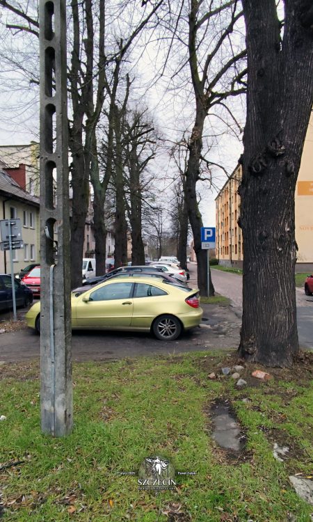 Tu ulica Miernicza i jej bardziej śródmiejski odcinek - pod "parkingiem" jest kanał dawnego małego odcinka Płoni