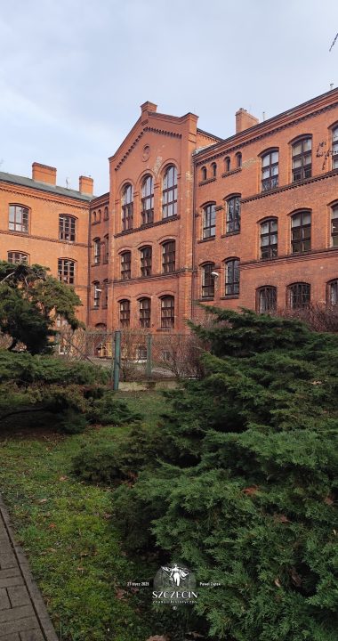 Od przeciwnej strony wejścia mamy ocalałą z wojennej zawieruchy szkołę - działa do dzisiaj