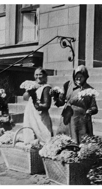 Lata 20 XX wieku, kwiaciarki przed giełdą w Szczecinie