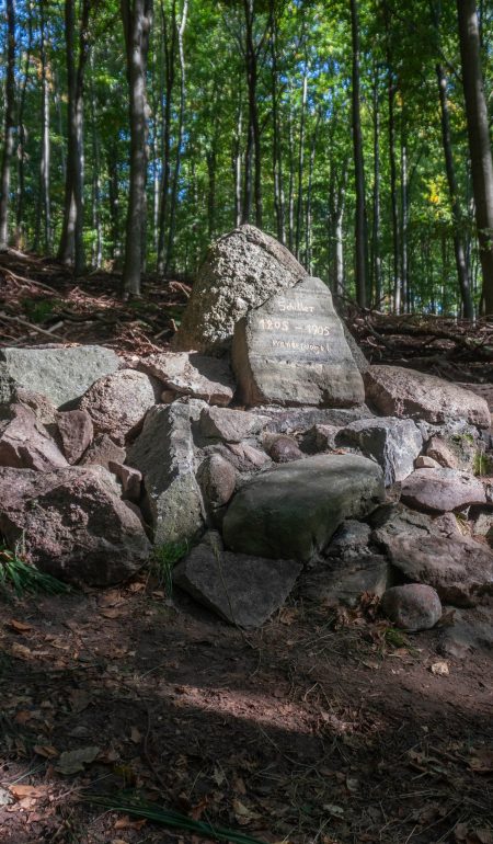 Kopiec z kamieni z głównym głazem wspominającym dawnego filozofa, poetę i pisarza