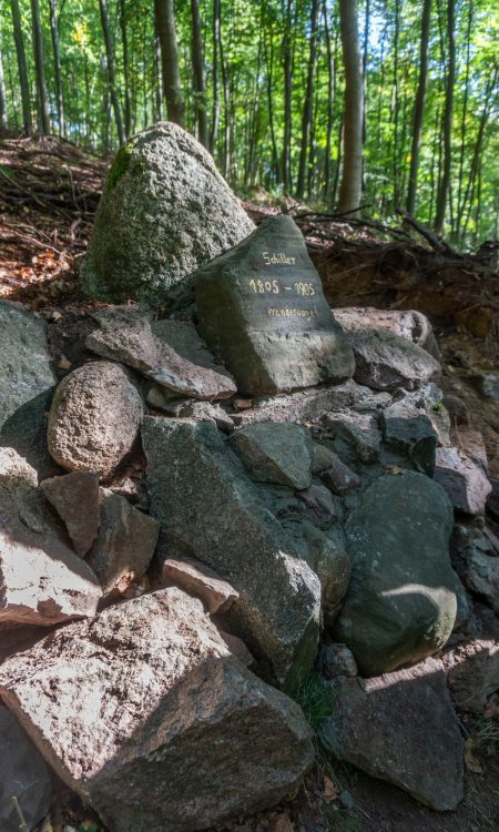 Głaz "leży" inskrypcją na osi wschód-zachód, świetnie się komponuje w świetle