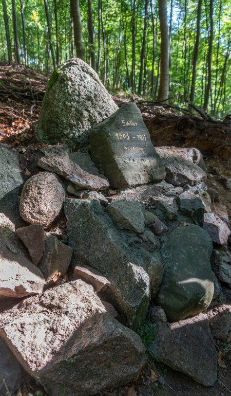 Głaz "leży" inskrypcją na osi wschód-zachód, świetnie się komponuje w świetle