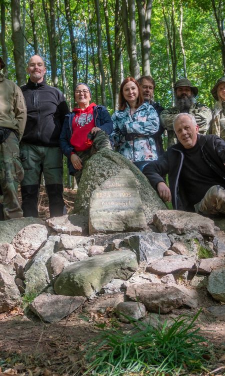 Nasza historyczna drużyna ludzi pozytywnie zakręconych przy głazie Schillera