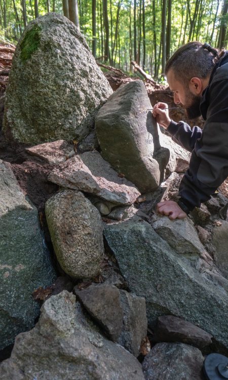 Dawną niezbyt dokładną inskrypcję najpierw wyczyściliśmy i wygrzaliśmy