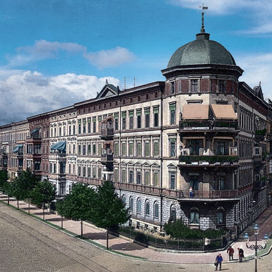 Budynek po prawej stronie innej załączonej pocztówki po ręcznej koloryzacji