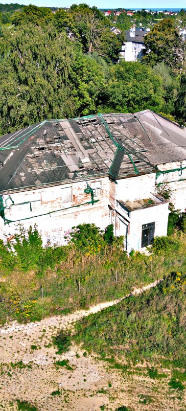 Dwór Sienno w stanie ruiny w 2023 roku