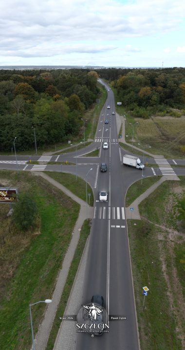 "Symetryczny" rzut na teren majątku - niemal dokładnie w środku skrzyżowania byłby plac wewnętrzny