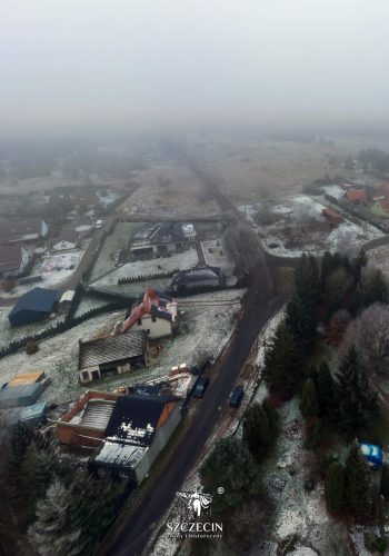 Zimowy widok z stycznia 2024 na wieś Drogoradz