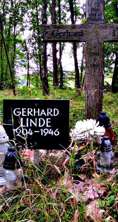 Obok zajazdu stoi też krzyż Gerharda Linde