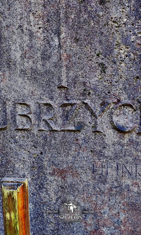 Możliwe, że tylko dlatego nagrobek ocalał - polskobrzmiące nazwisko na monumencie