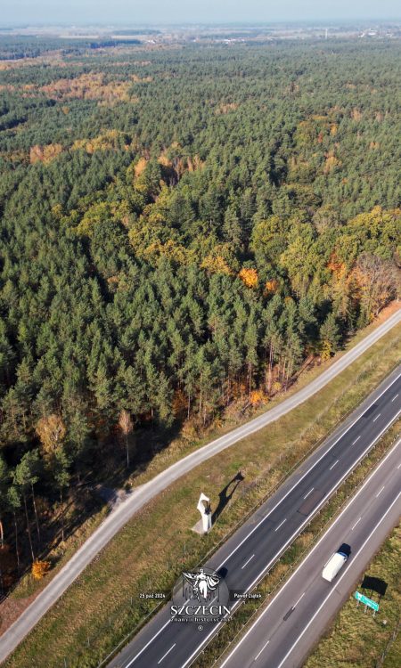 Leśniczówka stała na północno wschodnim krańcu wsi, niedaleko od monumentu z kotwicą