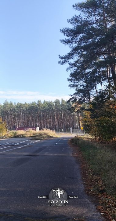 Kiedyś drogą przez nieistniejący Hornskrug przebiegały powozy pełne poczty, dziś to ślepa droga