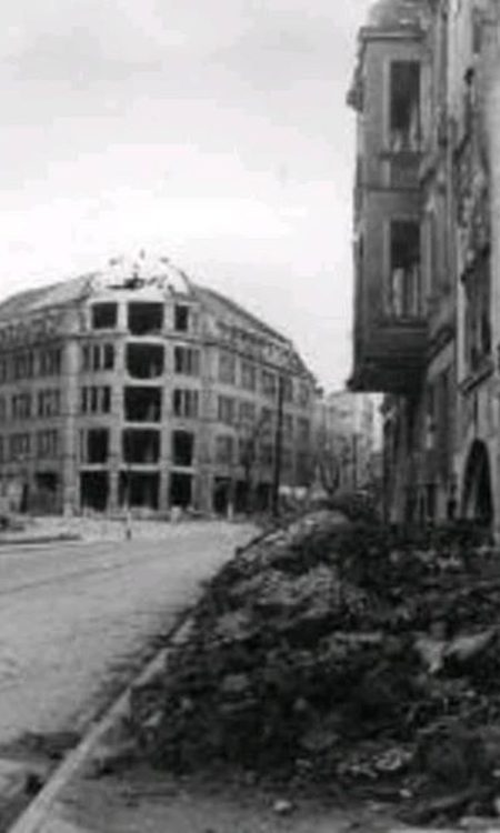 Uszkodzony budynek kamienicy Karstadta, późniejszy ZPO Dana w 1945 roku