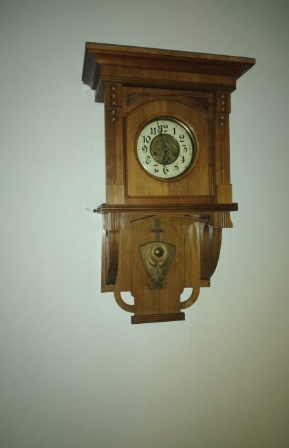 Zabytkowy zegar ścienny sprzedany w sklepie pana Hugo Peschlow, w posiadaniu pana Romana