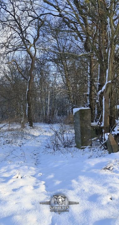 Przed wejściem na teren Jägersweil leżą betonowe fabrykanty - to za nimi są ruiny wsi