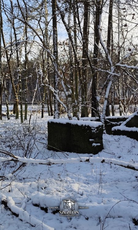 Pod ruiny kilku istniejących tu przed II Wojną Światową domów prawie nikt się nie zapuszcza