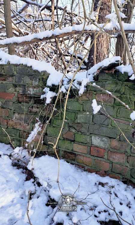 Część starych domów wykonano z mieszanki betonu i kruszywa, część z cegieł