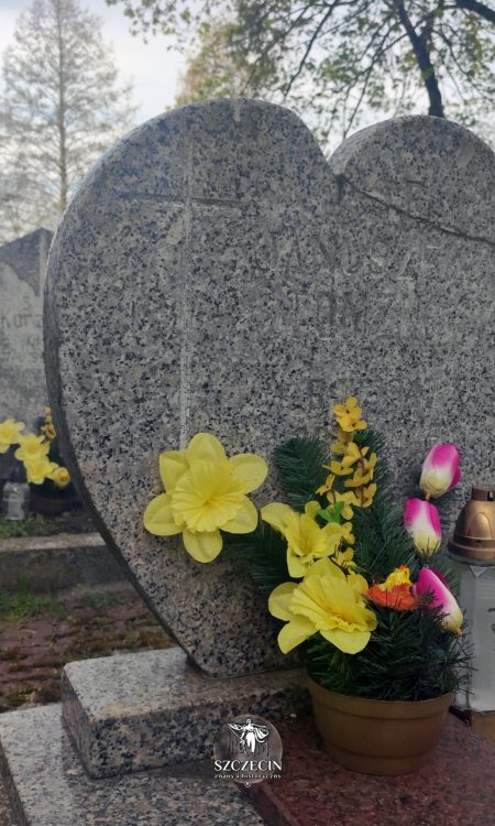 Januszek Tomczik i jego nagrobek na cmentarzyku przykościelnym