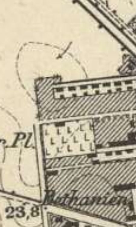 Mapa z około 1888 roku z dawnymi domkami, niewielkim jeszcze cmentarzem