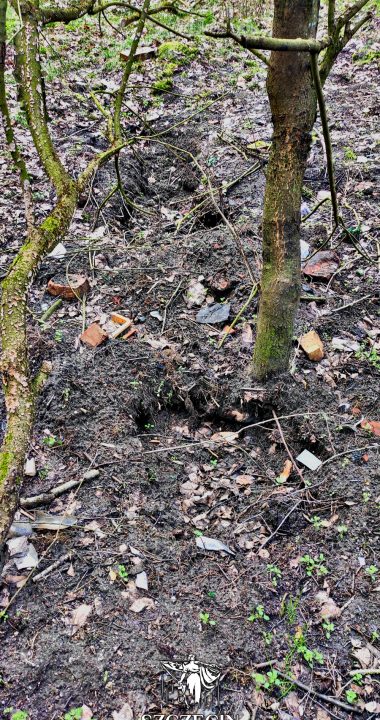 Dzicy poszukiwacze i zostawiany przez nich syf - dołki, porozrzucane resztki butelek