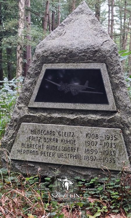 Monument wspominający katastrofę lotniczą to ciekawy punkt wypraw pieszych i rowerowych