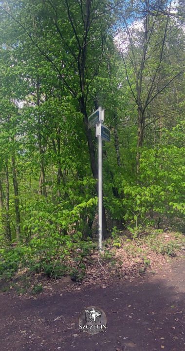 Kierując się od Osowa, uliczką Pod Urwiskiem trafimy na takie rozwidlenie - idziemy w lewo, a młyn będzie mocno po lewej stronie, za wzgórzem