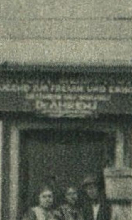Zbliżenie z fotografii prasowej z 1925 roku z możliwym napisem "Dr Ahrens"