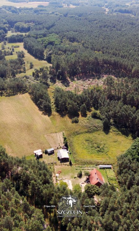 Widok lotniczy z lipca 2024 roku z Kammerberg na Stare Leśno, obok domku ślad po jeziorku