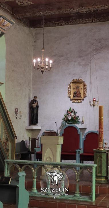 Stary ołtarz, ambona, po prawej jest też chrzcielnica