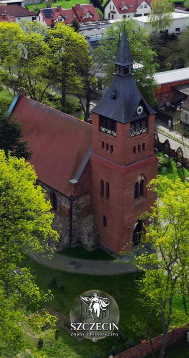 Kiedyś kościół Matki Bożej Szkaplerznej w Wołczkowie nie był otoczony drzewami