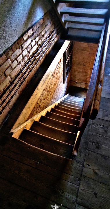 Stare wytarte już od chodzenia stopnie na schodach