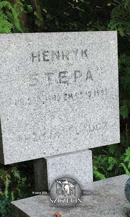 Henryk Stępa i jego nagrobek w Kwaterze Zasłużonych, inskrypcji już prawie nie widać