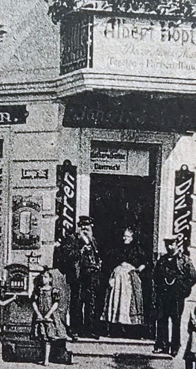 Zbliżenie na dawnych mieszkańców Zdrojów przed wejściem do sklepu kolonialnego