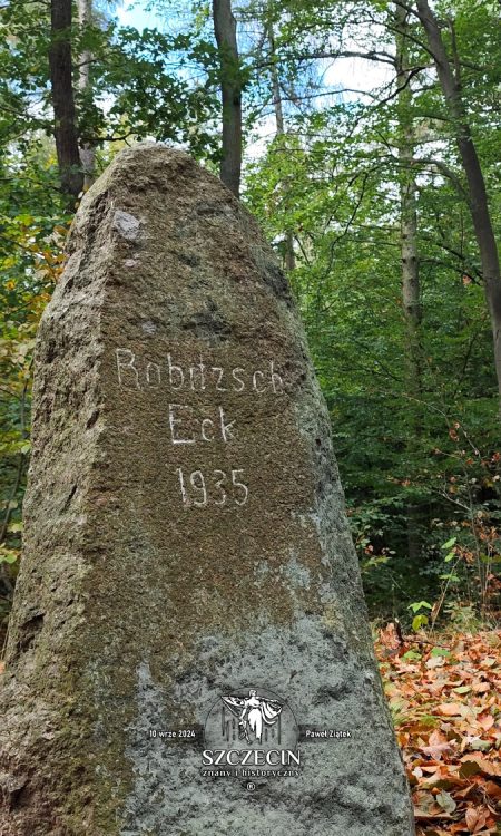 Za głazem Robitzsch Eck 1935 kryje się postać leśniczego - Leopolda Robitzscha