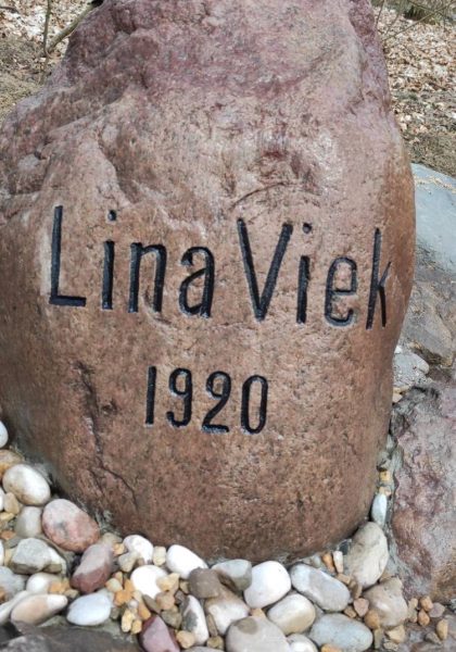 Jeżeli teoria jest słuszna (a raczej jest!) sto lat po śmierci Lina wróciła na swoje miejsce :)