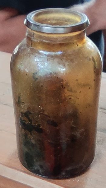 Szklana buteleczka znaleziona przy ruinach Lindenhof