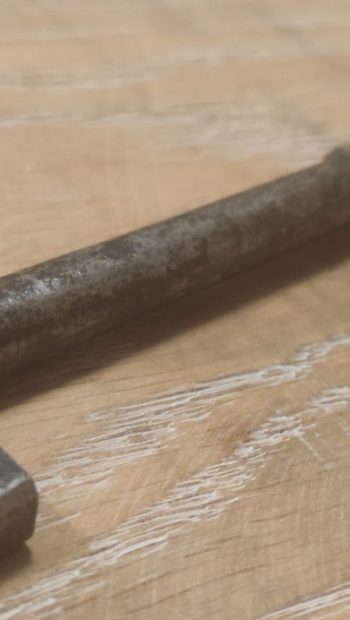 Oryginalny stary klucz znaleziony pod oryginalną podłogą