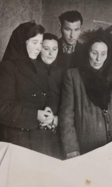 Pogrążona w smutku rodzina pana Szuszkiewicza obok jego ciała, 1953 rok